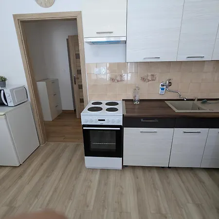 Pb Byvanie V Tichej Lokalite Blizko Vlakovej I Autobusovej Stanice Pb Apartmán Považská Bystrica